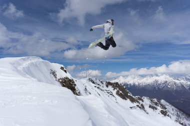 Dağlarda uçan snowboardcu. Sıra dışı spor.