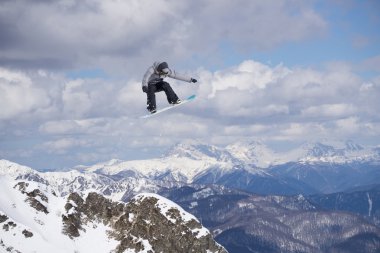 Dağlarda uçan snowboardcu. Sıra dışı spor.
