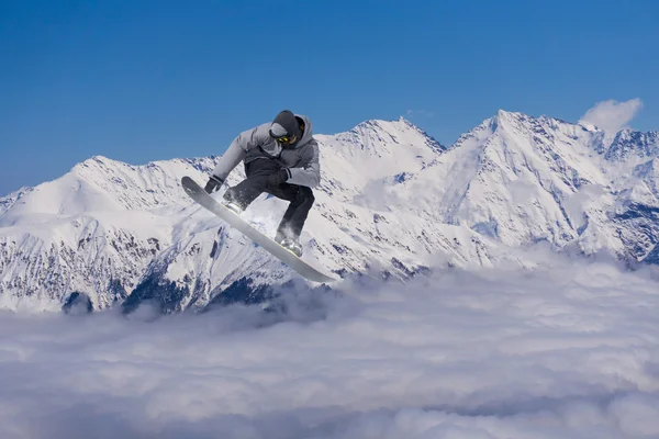 Létající snowboardista na horách. Extrémní sport. — Stock fotografie