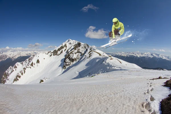 Flygande skidåkare på fjället. Extrem sport. — Stockfoto