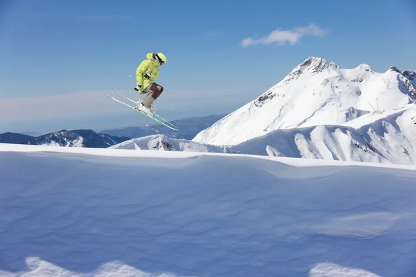 Flygande skidåkare på fjället. Extrem sport. — Stockfoto