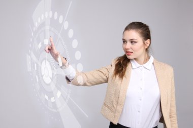 Geleceğin teknolojisi. Fütüristik arabirimiyle çalışan kadın