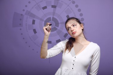 Geleceğin teknolojisi. Fütüristik arabirimiyle çalışan kadın