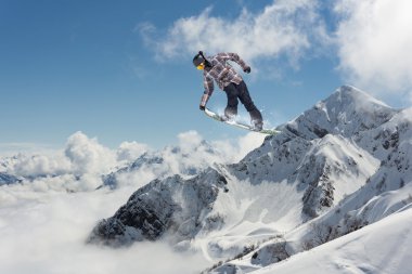 Dağlarda uçan snowboardcu. Sıra dışı spor.
