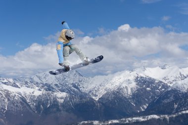 Dağlarda uçan snowboardcu. Sıra dışı spor.