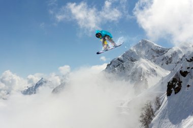 Dağlarda uçan snowboardcu. Sıra dışı spor.