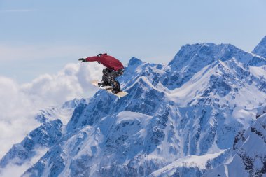 Dağlarda uçan snowboardcu. Sıra dışı spor.