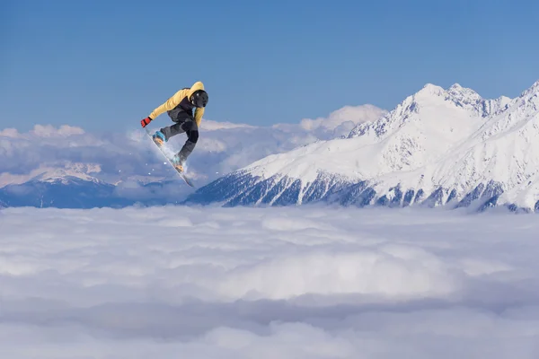 Dağlarda uçan snowboardcu. Sıra dışı spor. — Stok fotoğraf