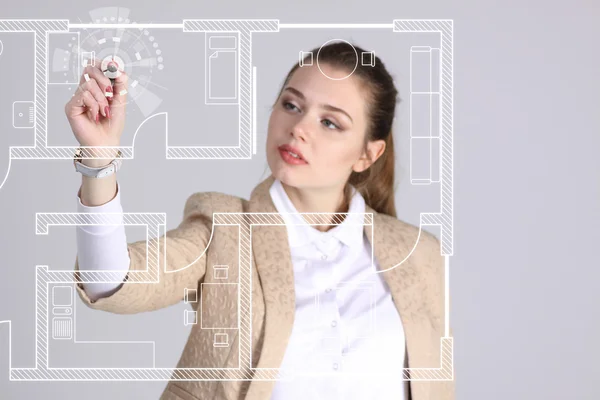 Kvinnliga arkitekt arbetar med en plan för virtuella lägenhet — Stockfoto