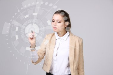 Geleceğin teknolojisi. Fütüristik arabirimiyle çalışan kadın