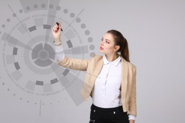 Geleceğin teknolojisi. Fütüristik arabirimiyle çalışan kadın