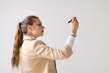 gri zemin üzerine kalem olan kadın