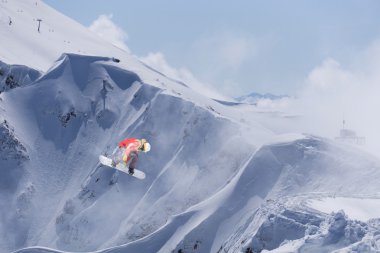Dağlarda uçan snowboardcu. Sıra dışı spor.