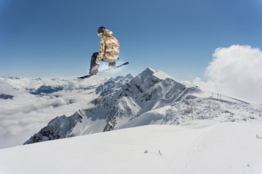Dağlarda uçan snowboardcu. Sıra dışı spor.
