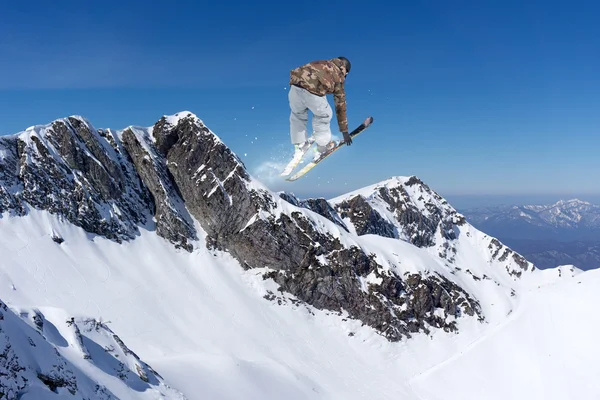 Sciatore volante sulle montagne. Sport estremi. — Foto Stock