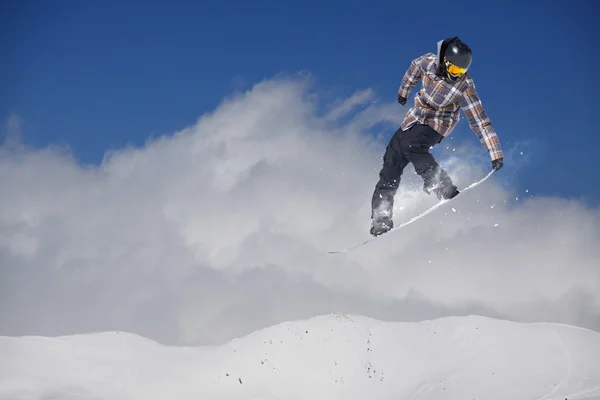 Flygande snowboardåkare på fjället. Extrem sport. — Stockfoto