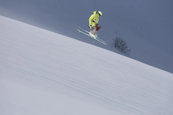 Flygande skidåkare på fjället. Extrem sport. — Stockfoto