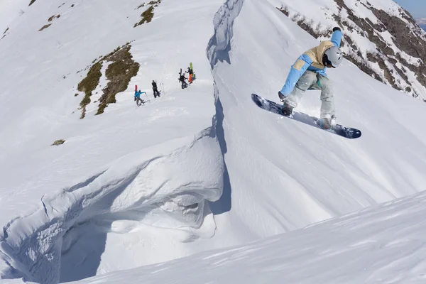 Létající snowboardista na horách. Extrémní sport. — Stock fotografie