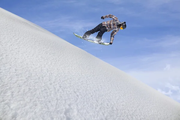 Snowboarder volant sur les montagnes. Sport extrême. — Photo