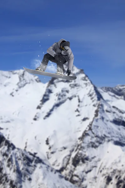 Ιπτάμενος snowboarder στα βουνά. Ακραίο άθλημα. — Φωτογραφία Αρχείου