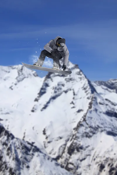 Flygande snowboardåkare på fjället. Extrem sport. — Stockfoto