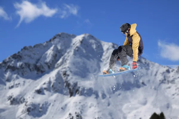 Vliegende snowboarder op de bergen. Extreme sport. — Stockfoto