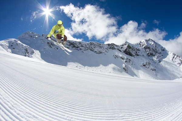 Fliegender Skifahrer auf den Bergen. Extremsport. — Stockfoto