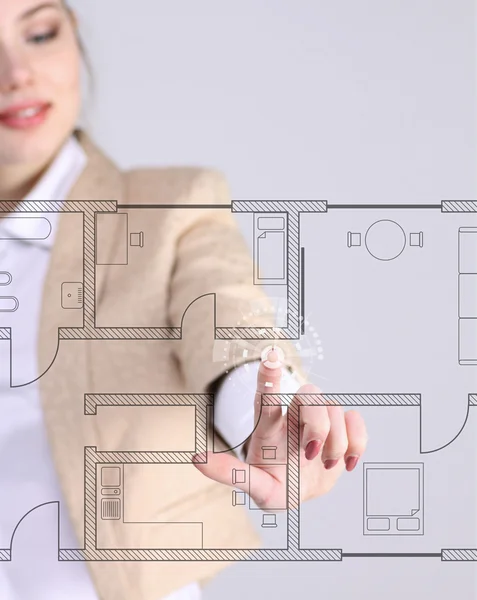 Vrouwelijke architect werken met een virtueel appartement plan — Stockfoto