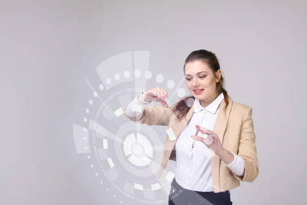 Tecnología del futuro. Mujer trabajando con interfaz futurista — Foto de Stock