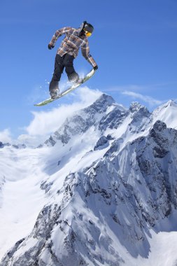 Dağlarda uçan snowboardcu. Sıra dışı spor.