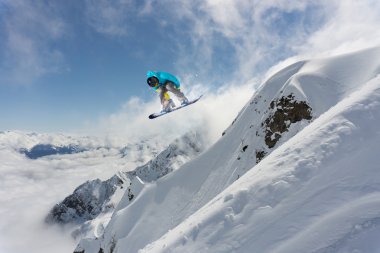 Dağlarda uçan snowboardcu. Sıra dışı spor.