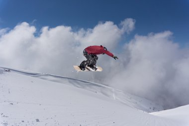 Dağlarda uçan snowboardcu. Sıra dışı spor.