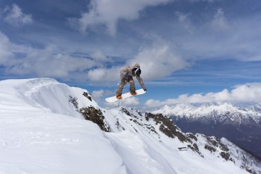 Dağlarda uçan snowboardcu. Sıra dışı spor.