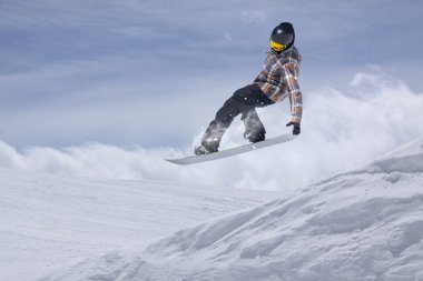 Dağlarda uçan snowboardcu. Sıra dışı spor.