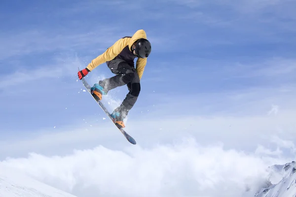 Volando snowboarder en las montañas. Deporte extremo. — Foto de Stock