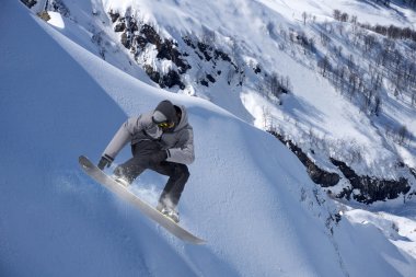 Dağlarda uçan snowboardcu. Sıra dışı spor.