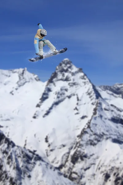 Flying snowboarder on mountains. Extreme sport. — Stock Photo, Image
