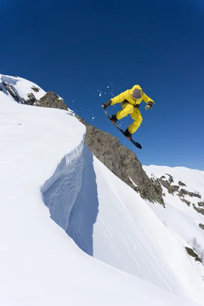 Vliegende snowboarder op de bergen. Extreme sport. — Stockfoto