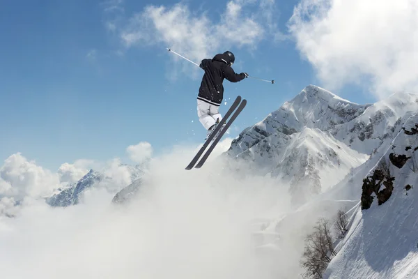 Skieur volant sur les montagnes. Sport extrême. — Photo