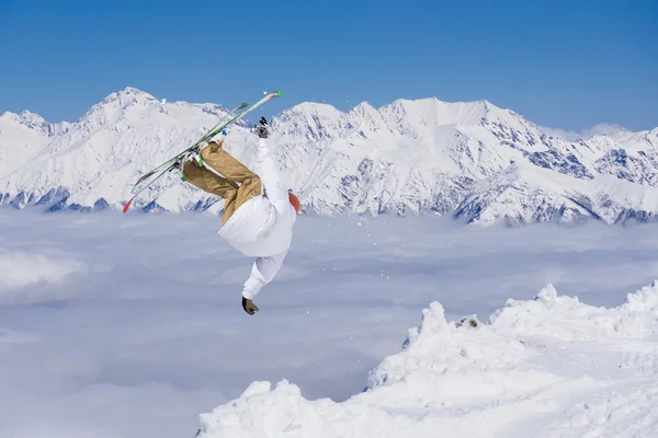 Летающий лыжник в горах. Экстремальный спорт. — стоковое фото