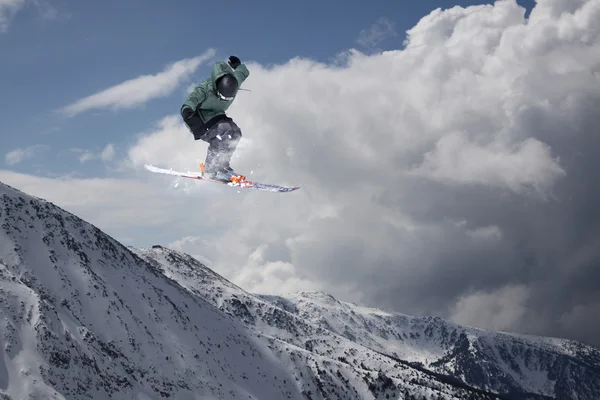 Flygande skidåkare på fjället. Extrem sport. — Stockfoto