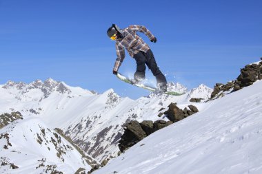Dağlarda uçan snowboardcu. Sıra dışı spor.
