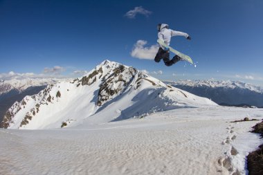 Dağlarda uçan snowboardcu. Sıra dışı spor.