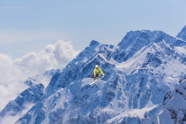 Dağlarda uçan kayakçı. Sıra dışı spor.