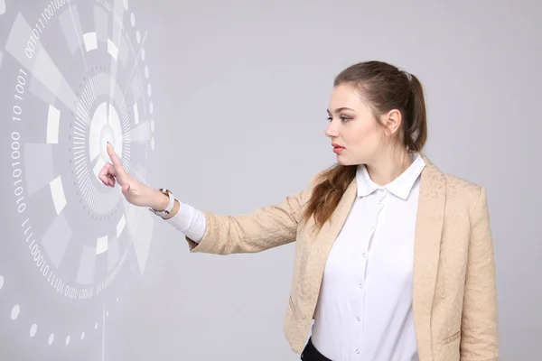 Tecnología del futuro. Mujer trabajando con interfaz futurista — Foto de Stock