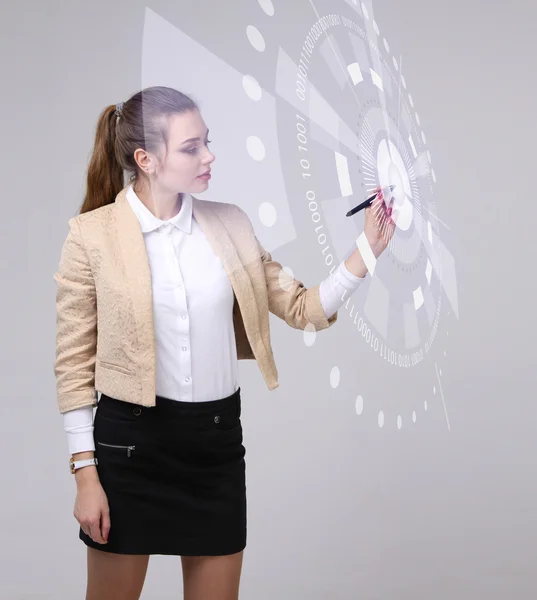 Tecnología del futuro. Mujer trabajando con interfaz futurista — Foto de Stock