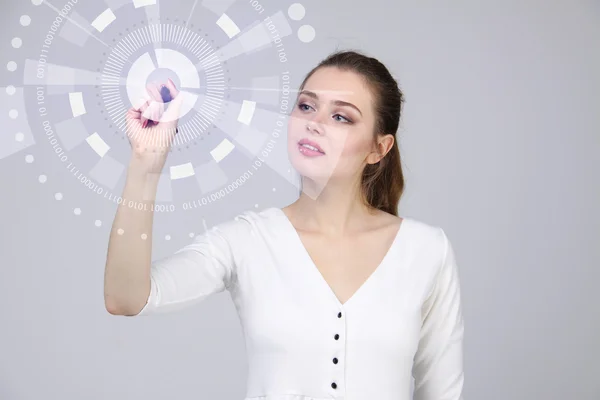 Tecnología del futuro. Mujer trabajando con interfaz futurista — Foto de Stock