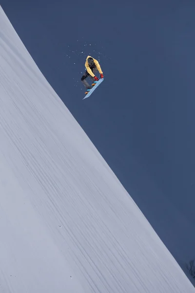 Fliegender Snowboarder auf den Bergen. Extremsport. — Stockfoto