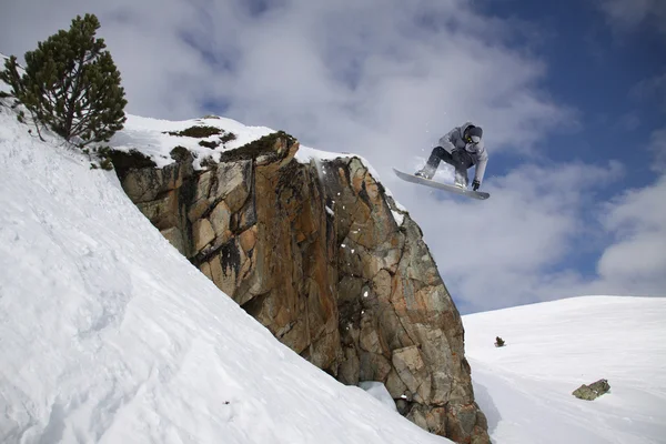 Latający snowboardzista w górach. Sporty ekstremalne. — Zdjęcie stockowe