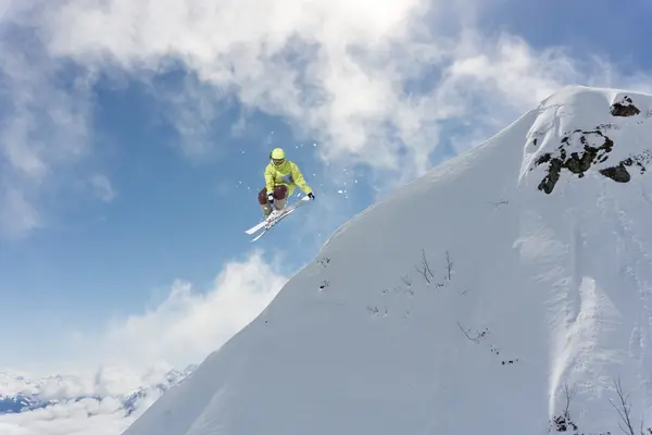 Létající lyžař na horách. Extrémní sport. — Stock fotografie